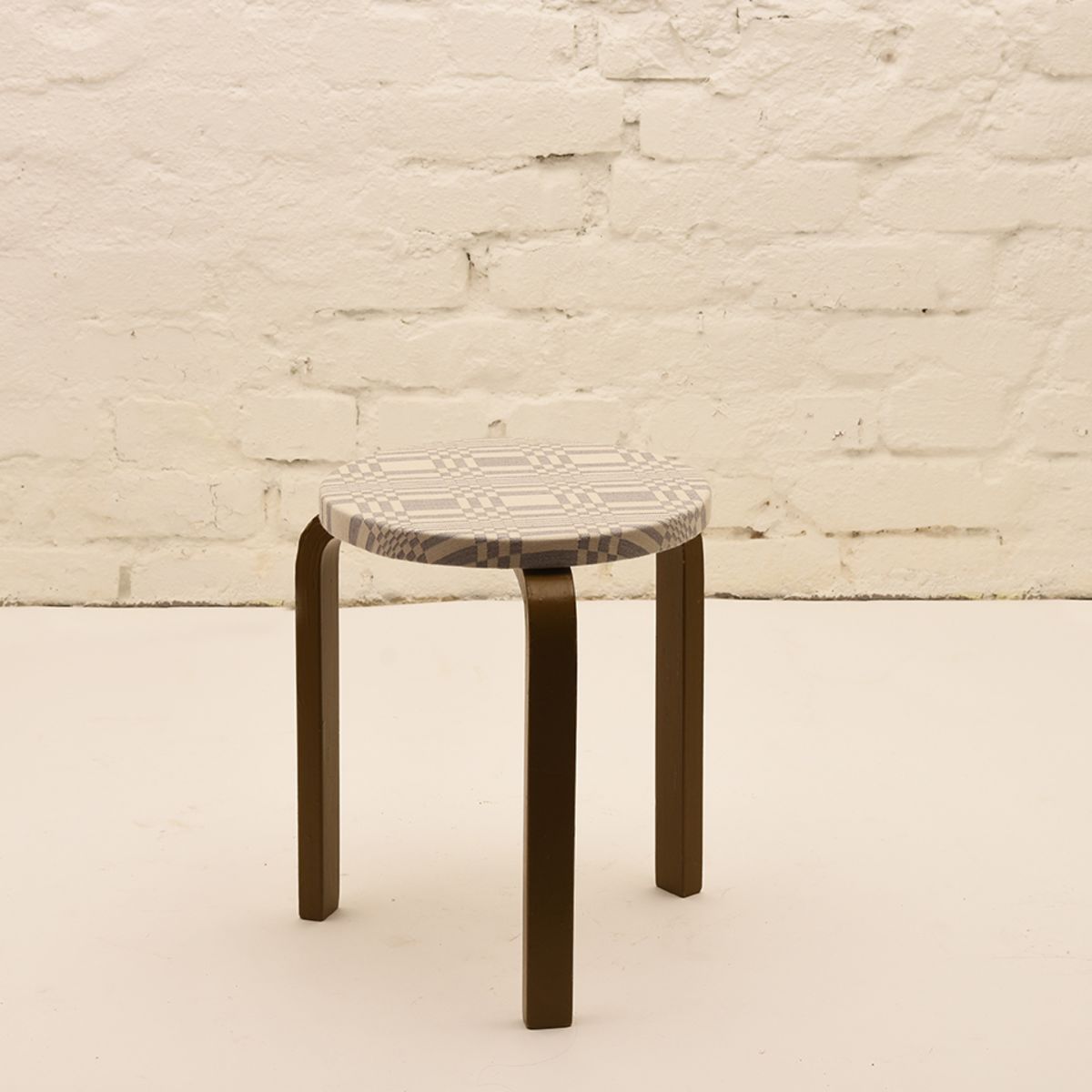 Alvar-Aalto-Johanna-Gullichsen_60-stool-B