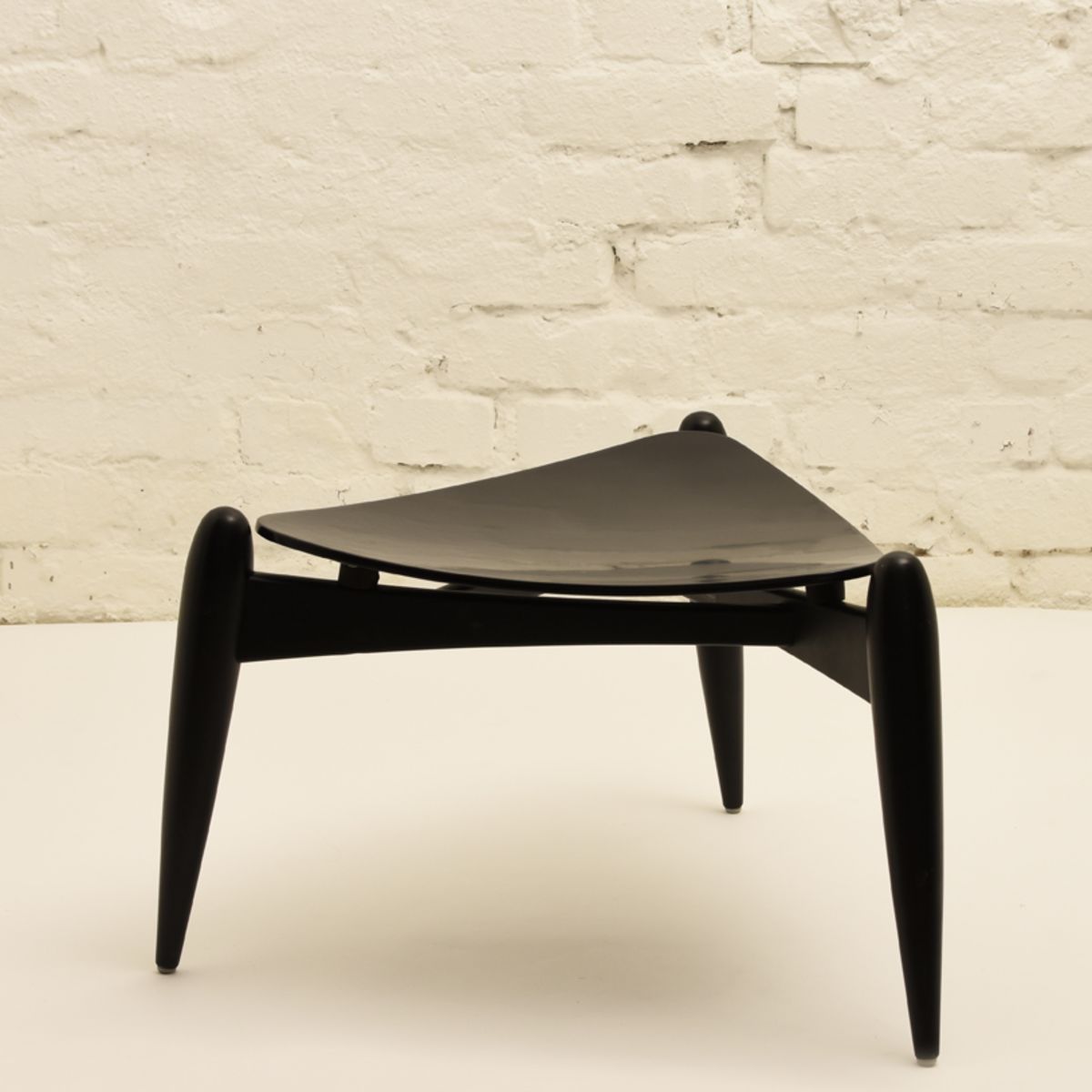 Tapiovaara-Ilmari_Tale-Stool-Black