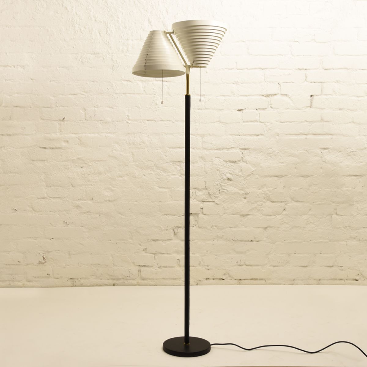 Aalto-Alvar_Floorlamp-A810-worn