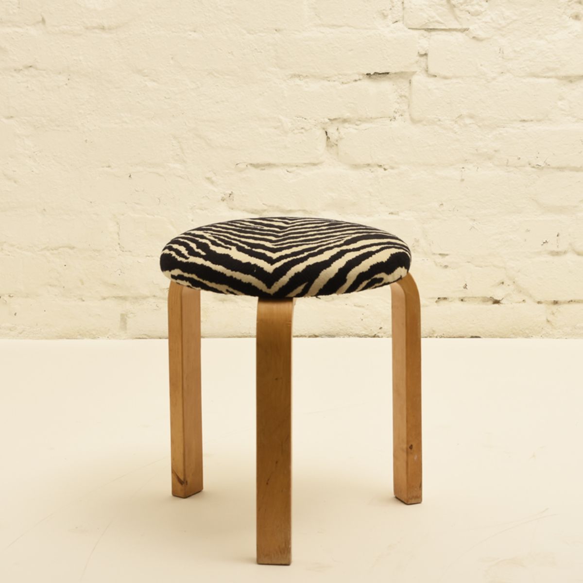 Aalto-Alvar_stool-zebra-fabric