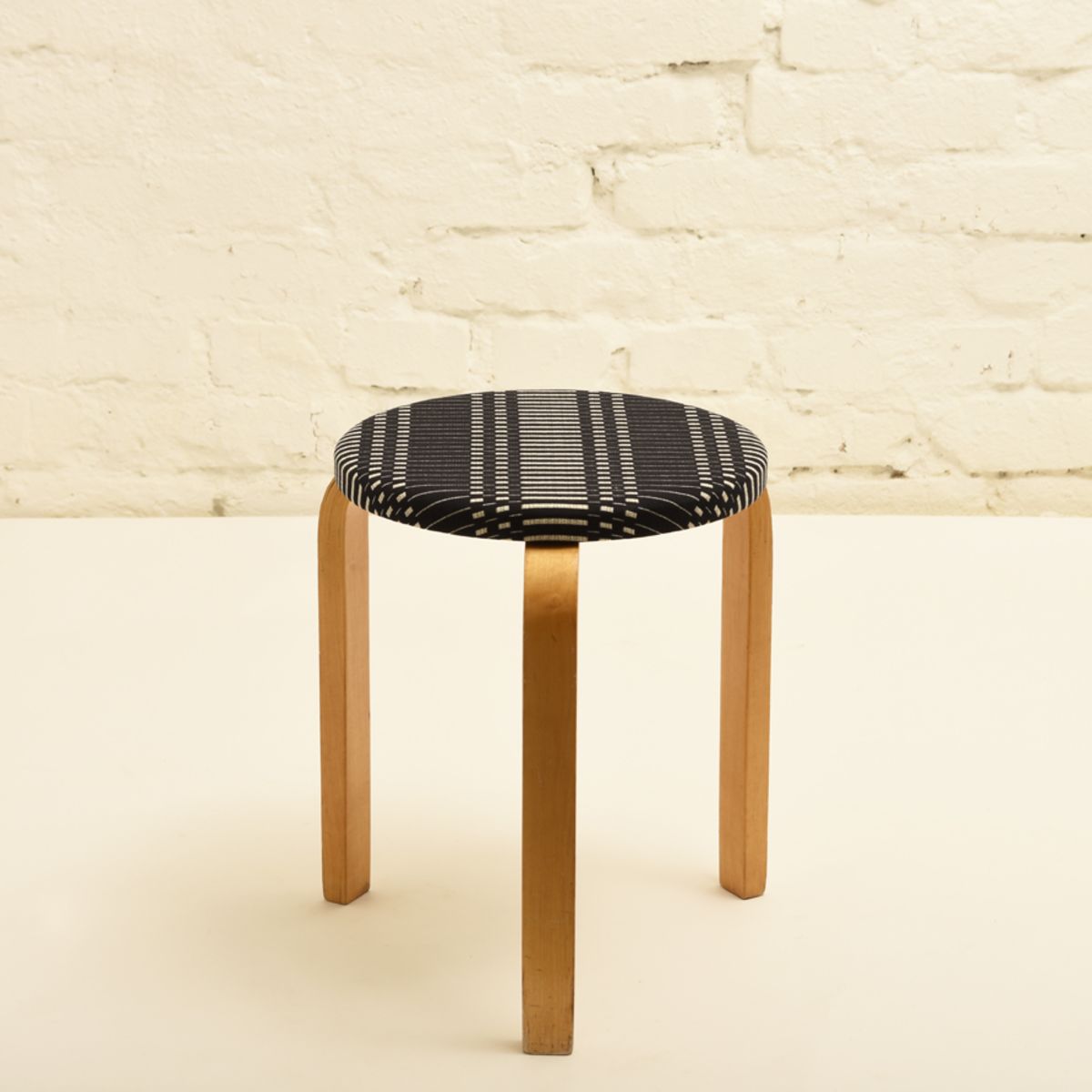 Aalto-Alvar_Stool-60-gullichsen