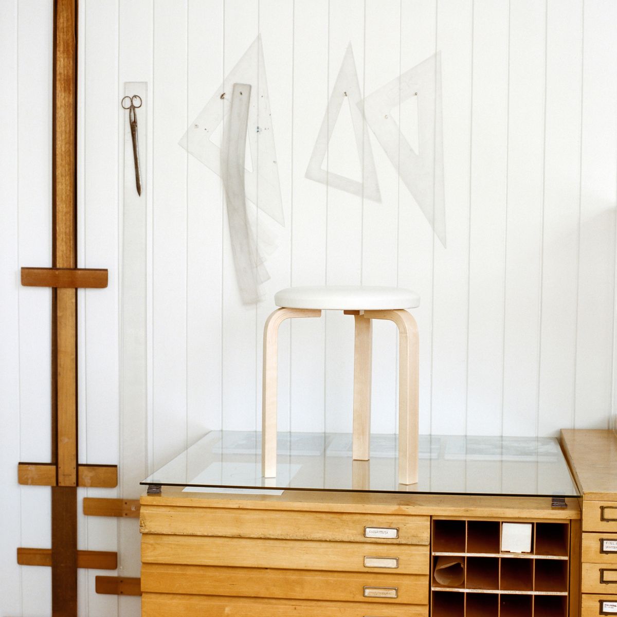 Stool 60 clear lacquer white top