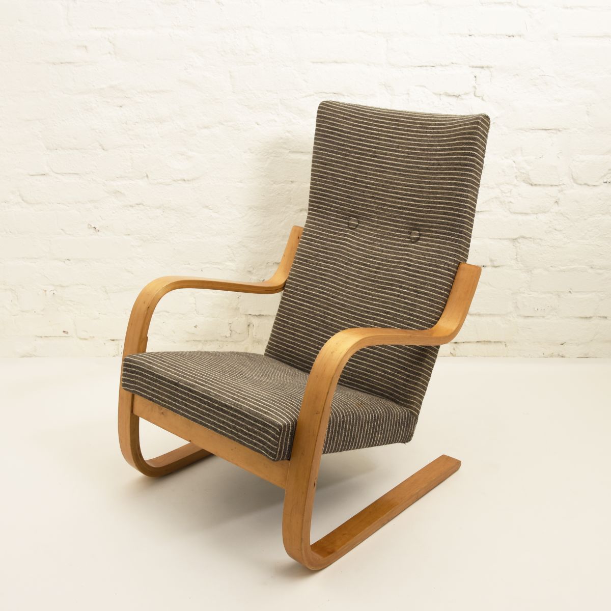 Aalto-Alvar-401-Armchair-gray-stripes