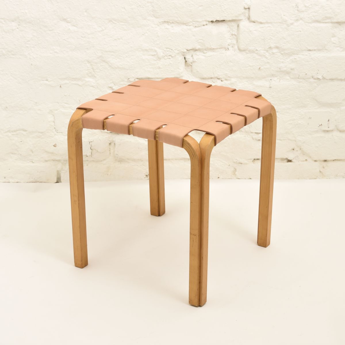 Aalto-Alvar-Stool-Y61-Natural-Leather