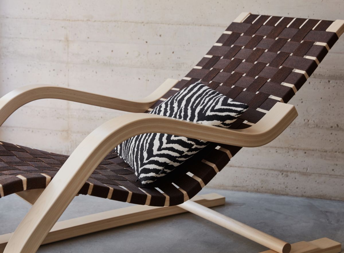 Lounge_Chair_43_Zebra_Cushion_40x40_photo_Mikko_Ryhanen-3192763