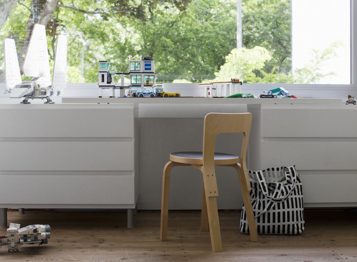 Siena-Canvas-Bag-White-Black-Chair-65-Clear-Lacquer