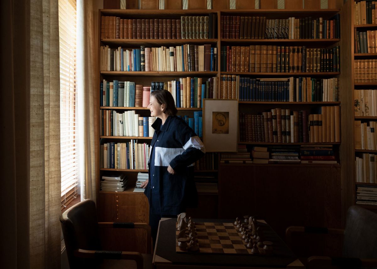 Johanna_in_Villa_Mairea_Library_2019-Photo-Anton-Sucksdorff_web