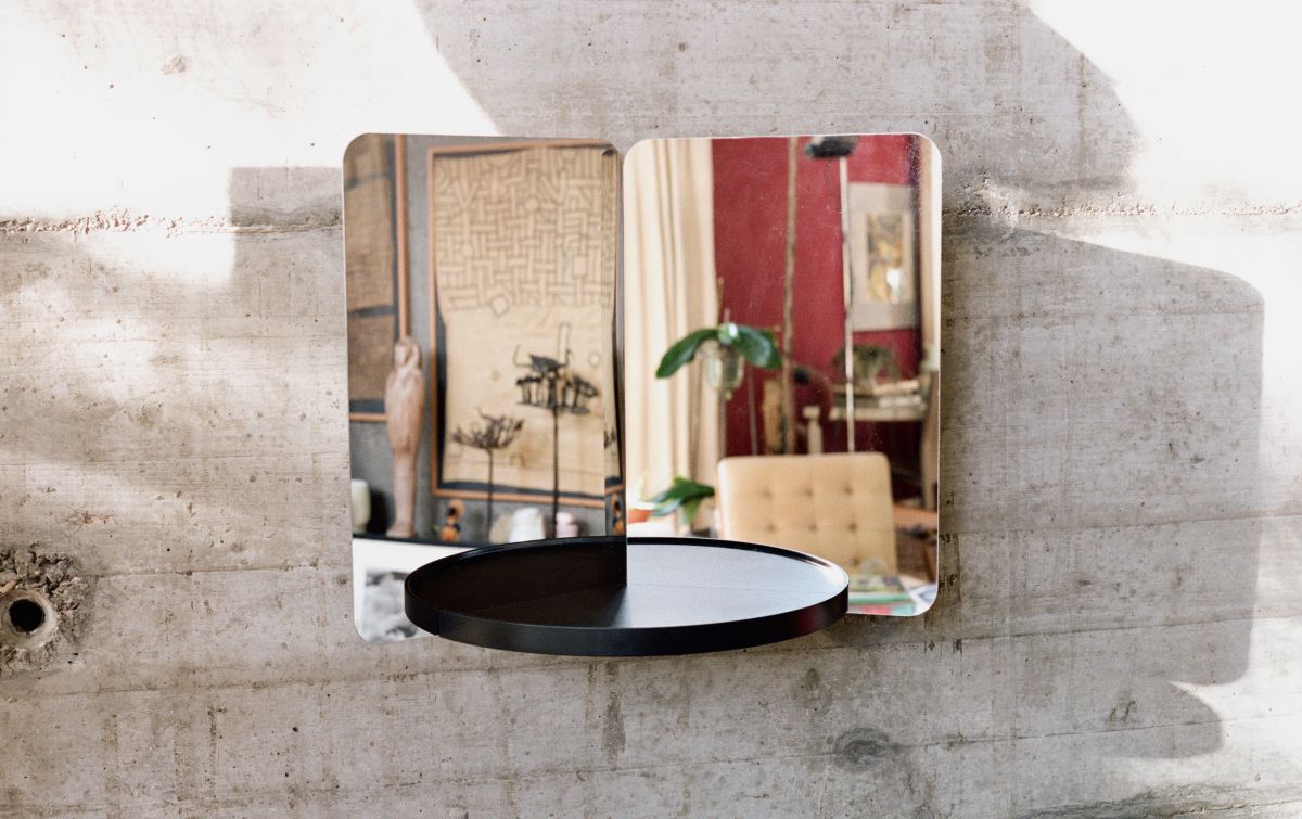 124° Rybakken mirror with tray - photo Zara Pfeifer