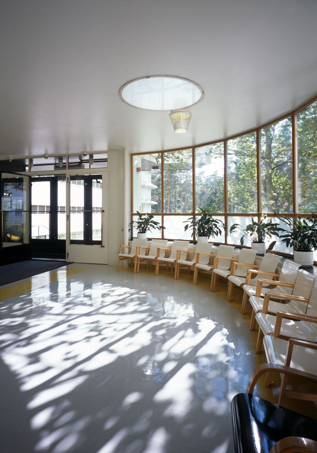 Paimio-Sanatorium-Entrance-Hall-Armchair-403-“Hallway“