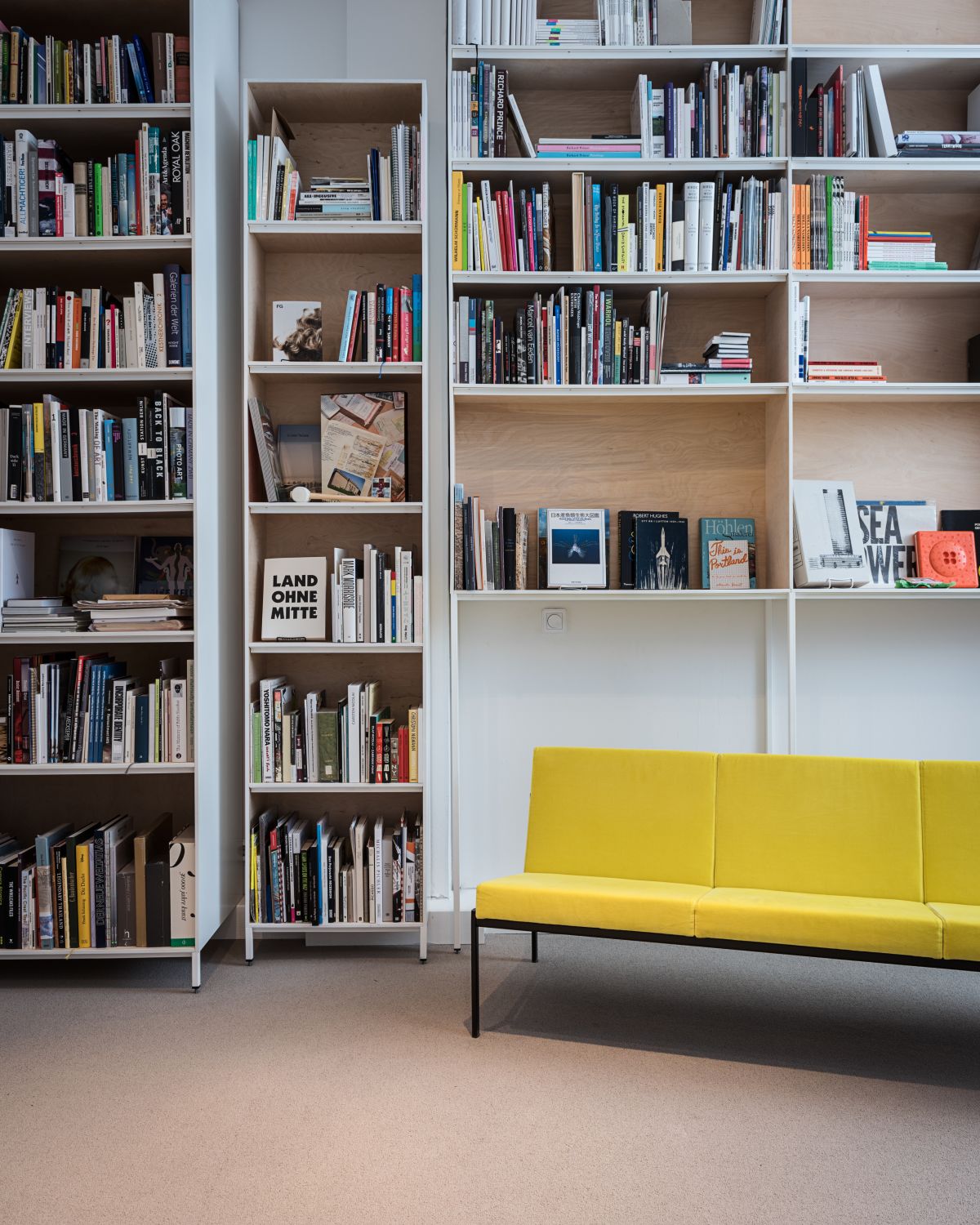 Artek_Kiki_KvadratRafSimons_SchwarmSzmaniaLibrary_Berlin_3