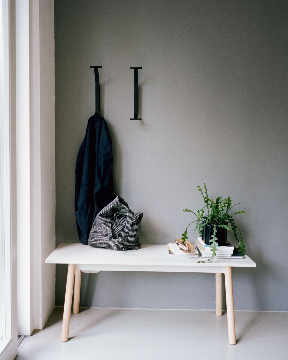 Kiila_Bench_clear_lacquer_stone_white_top_Kaari_Hooks
