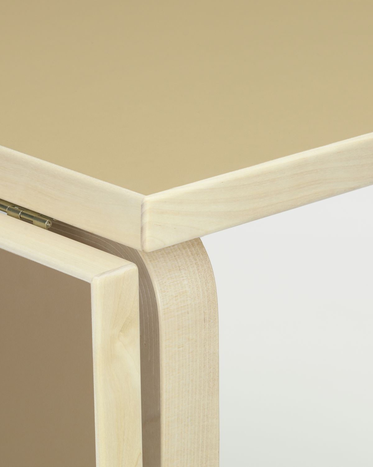 Aalto Table foldable DL81C folded, legs natural lacquered, top clay linoleum, drop-leaf walnut linoleum, close-up