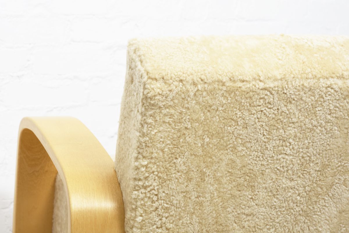 Aalto-Alvar-Armchair400-Tank-Honey-Sheepskin_detail4