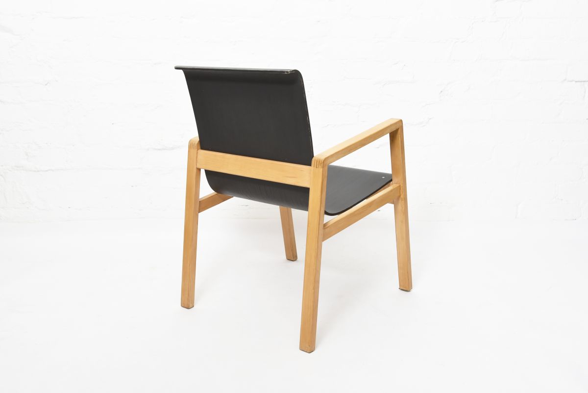 Artek - 403 Hallway Chair Artek - 403 Hallway Chair