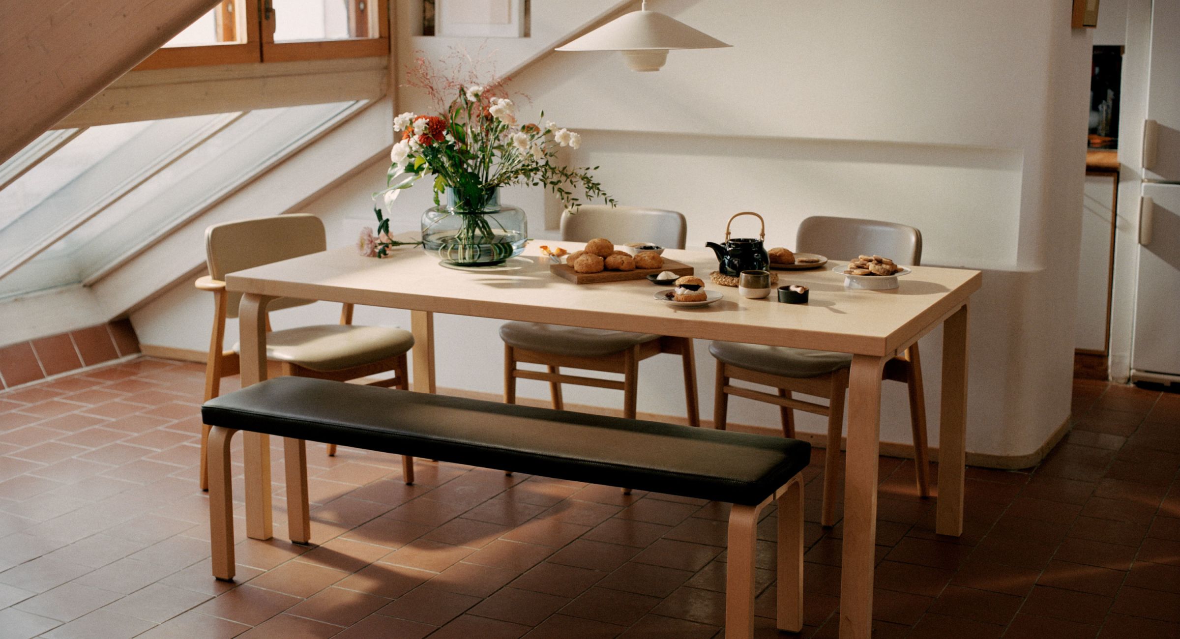 アアルト テーブルとアアルト ベンチ - Artek