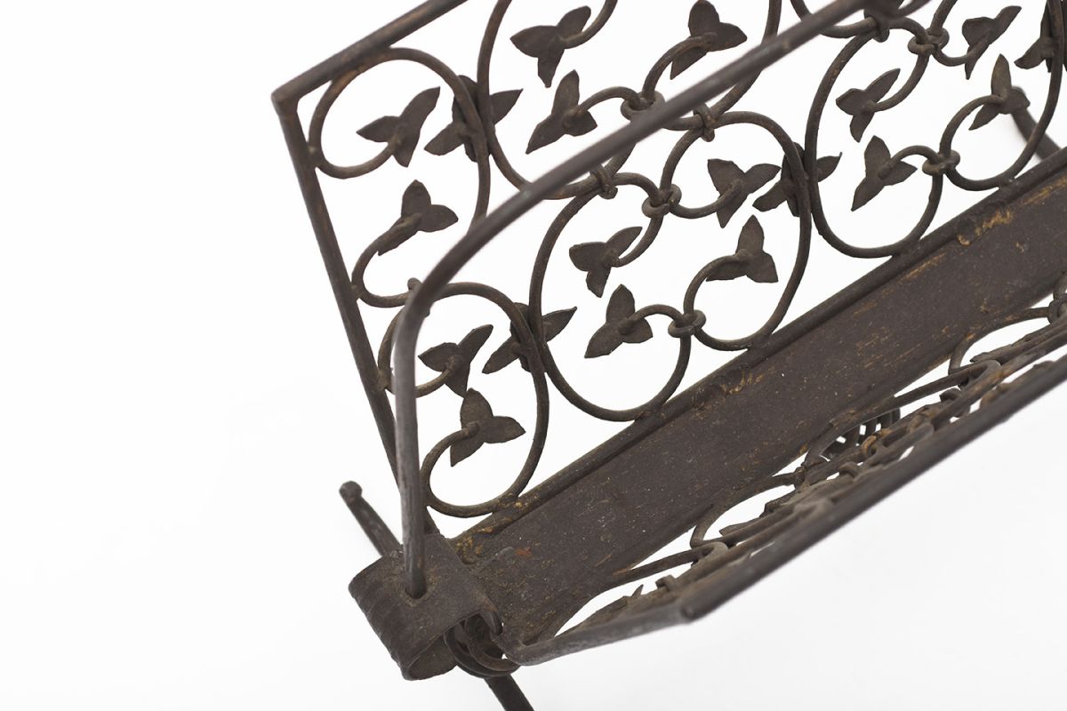 Metal Magazine Holder details4