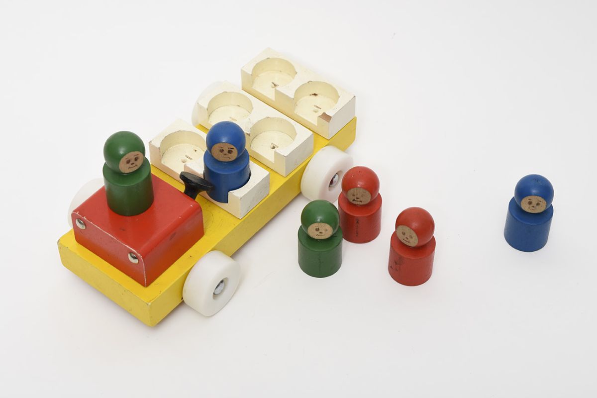 Toy-Car-With-Passengers-details4