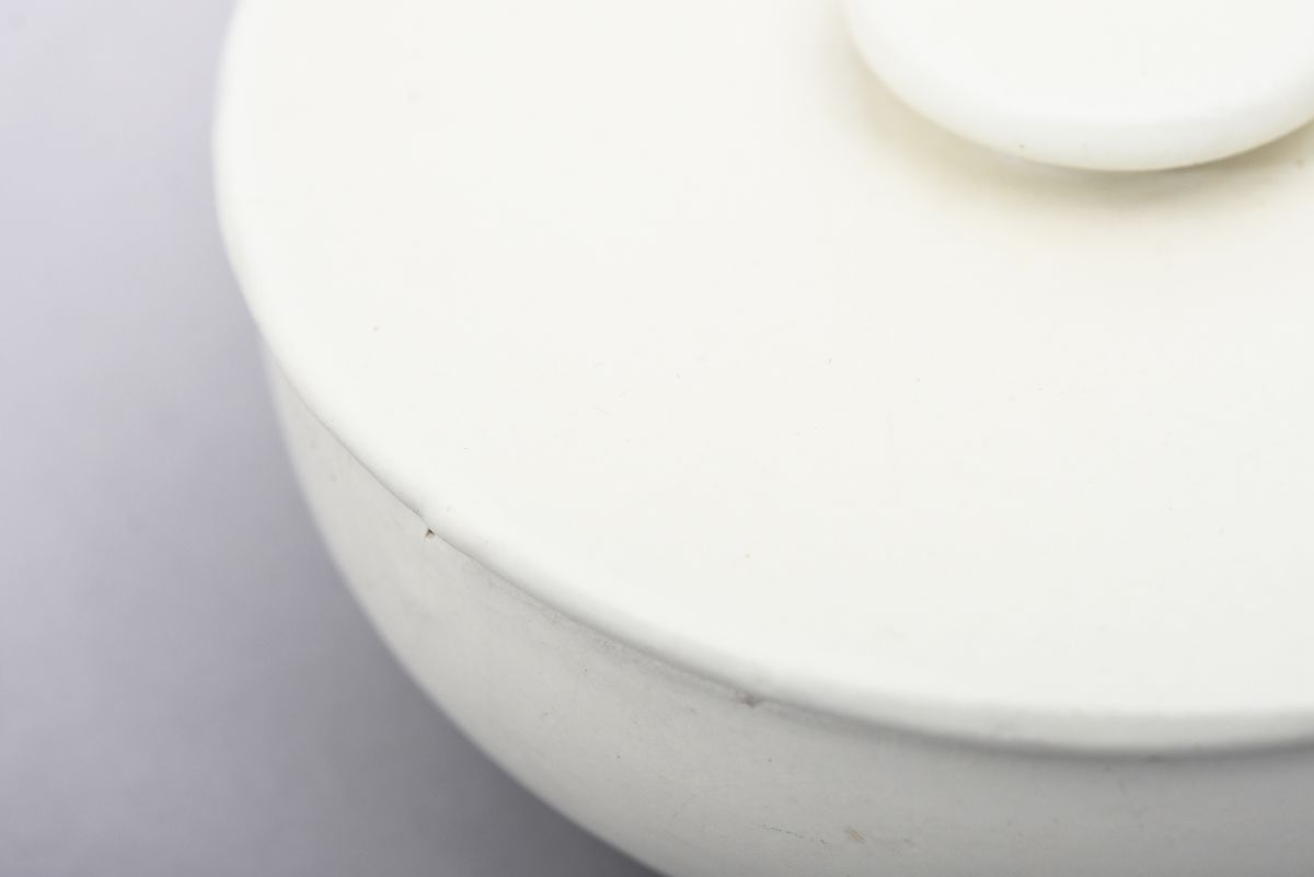 Lindstrand Vicke Lidded bowl white 02