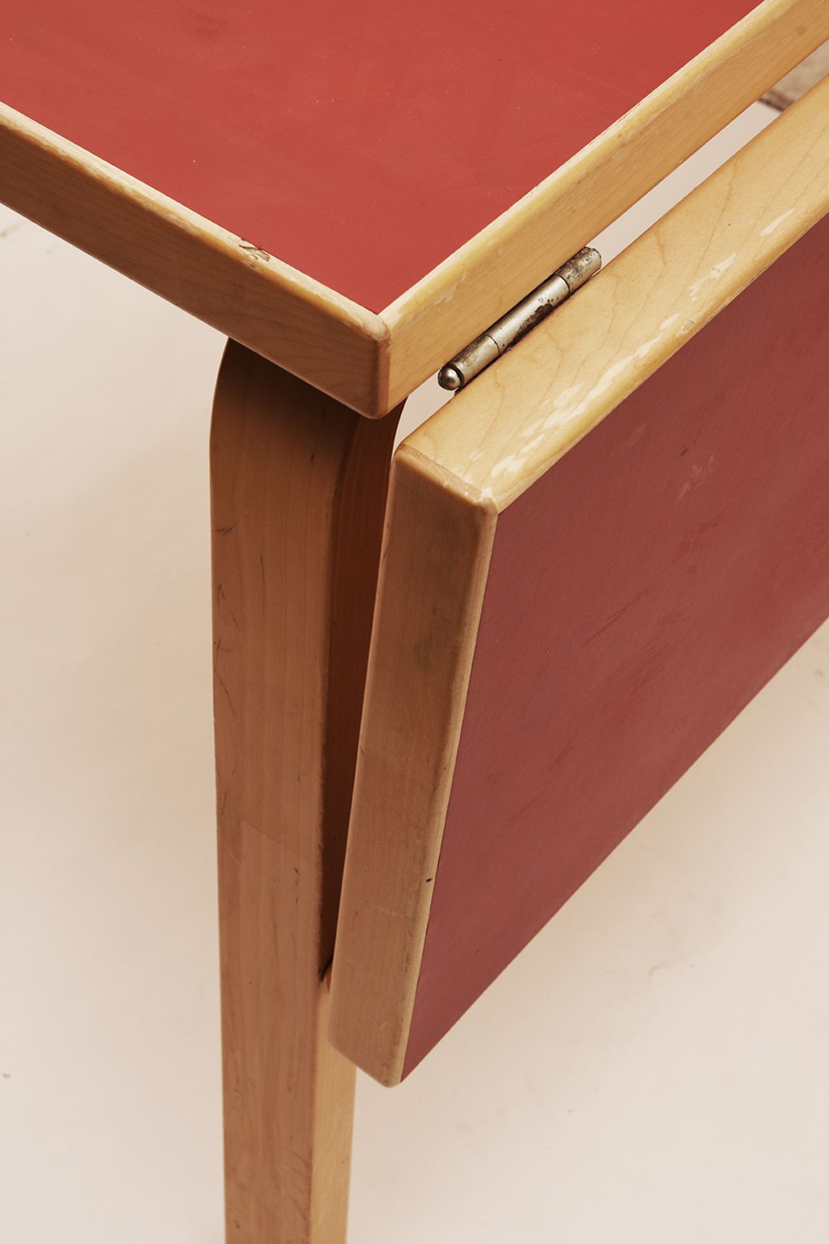 Alvar-Aalto_Red-Table_Detail-01