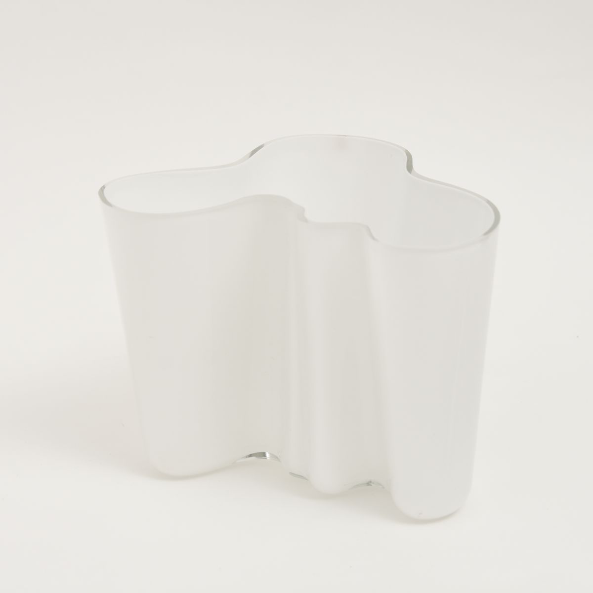 Aalto-Alvar-Savoy-Vase-Clear-White-16cm