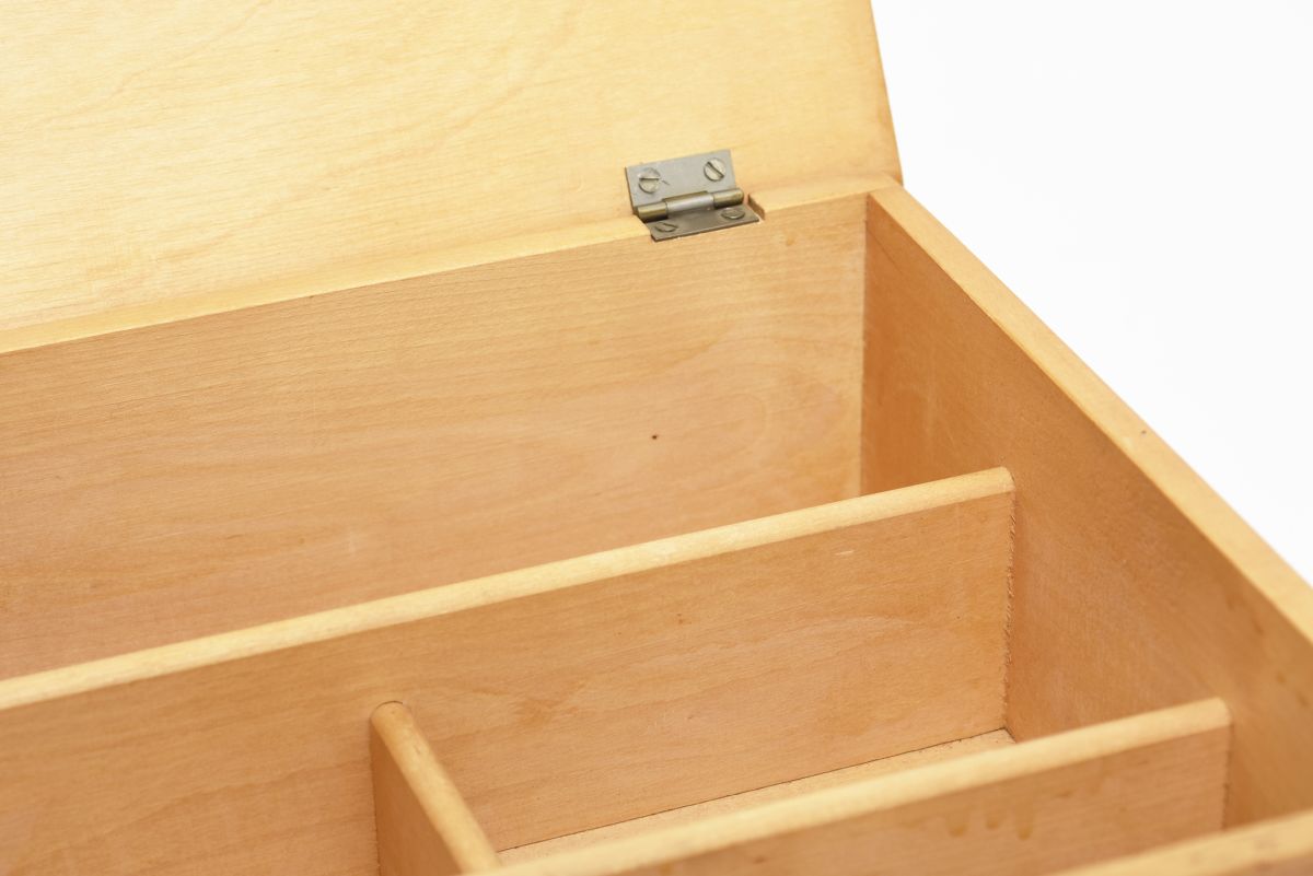 Anonymous wooden box with rid 04