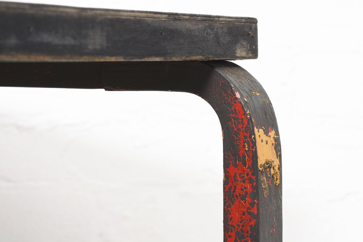 Aalto-Alvar-Patinated-Table-Black-Red_detail8