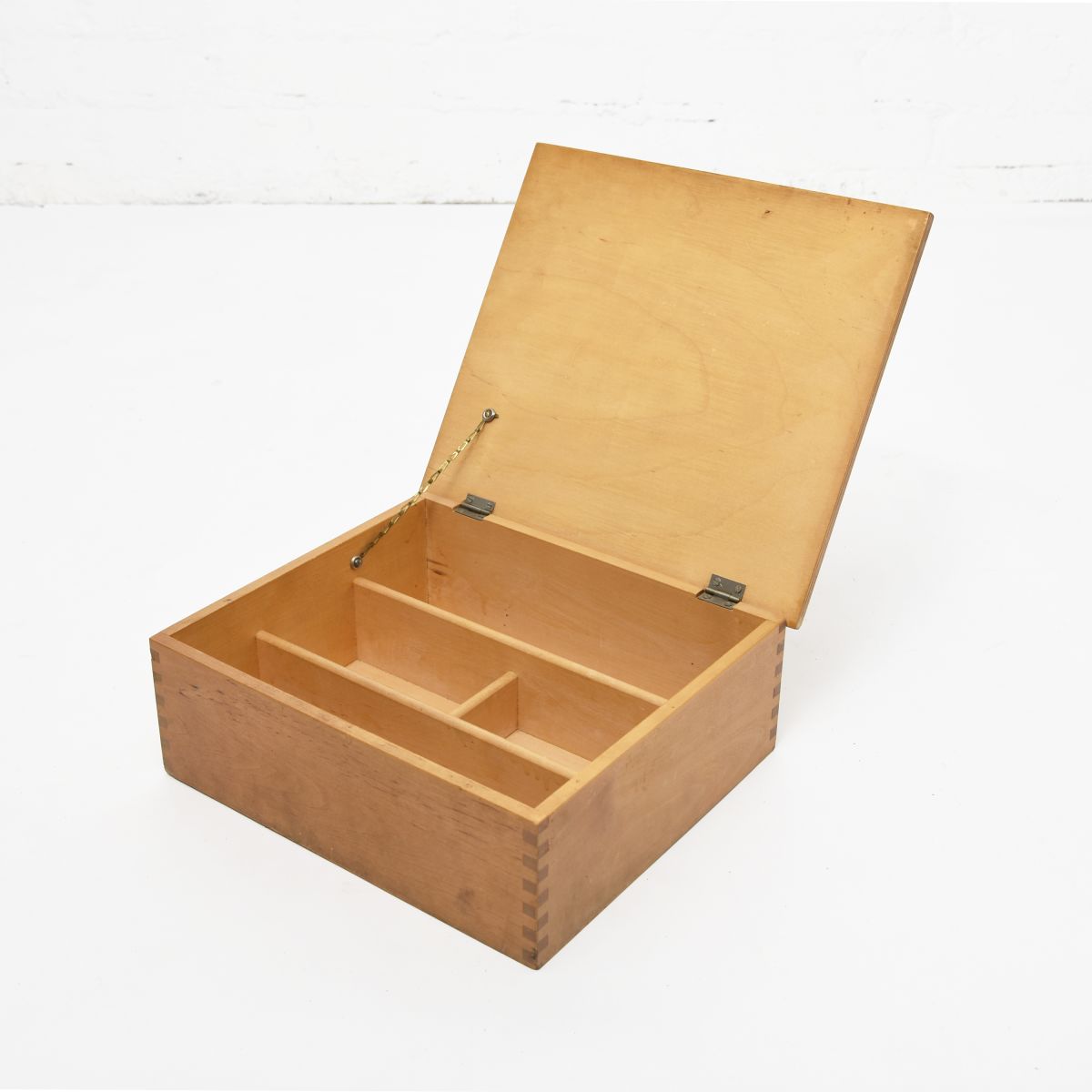 Anonymous wooden box with rid