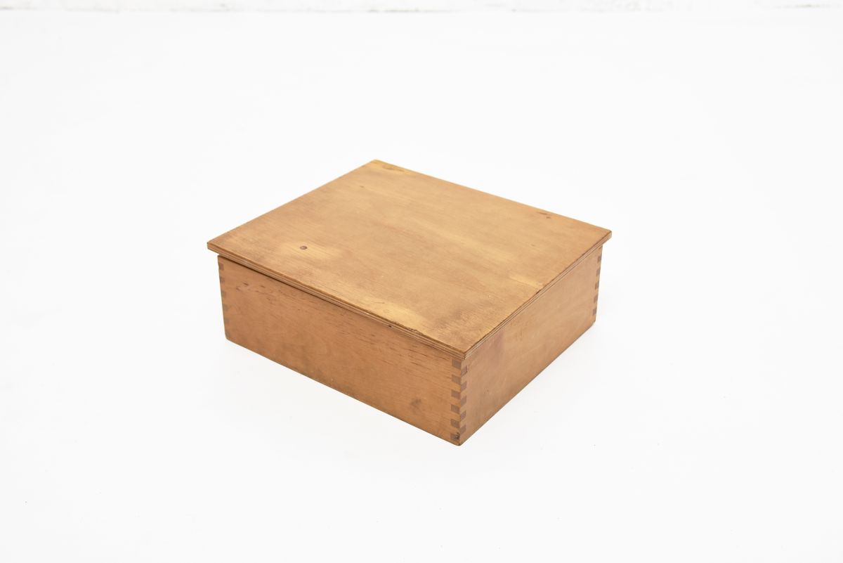 Anonymous wooden box with rid 01