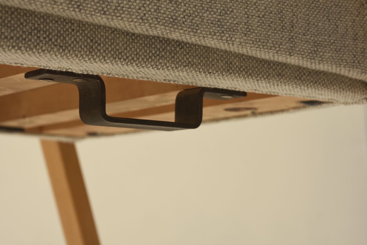 Aalto-Alvar_Finladia-Hall-Chair_Detail2