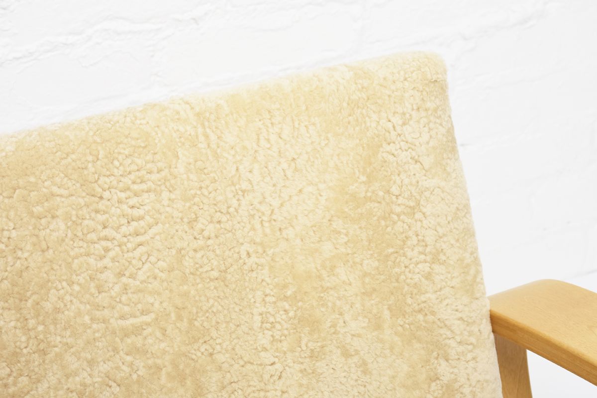 Aalto-Alvar-Armchair400-Tank-Honey-Sheepskin_detail1