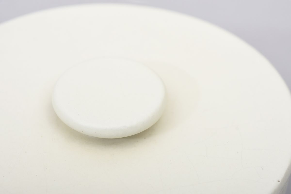 Lindstrand Vicke Lidded bowl white 01