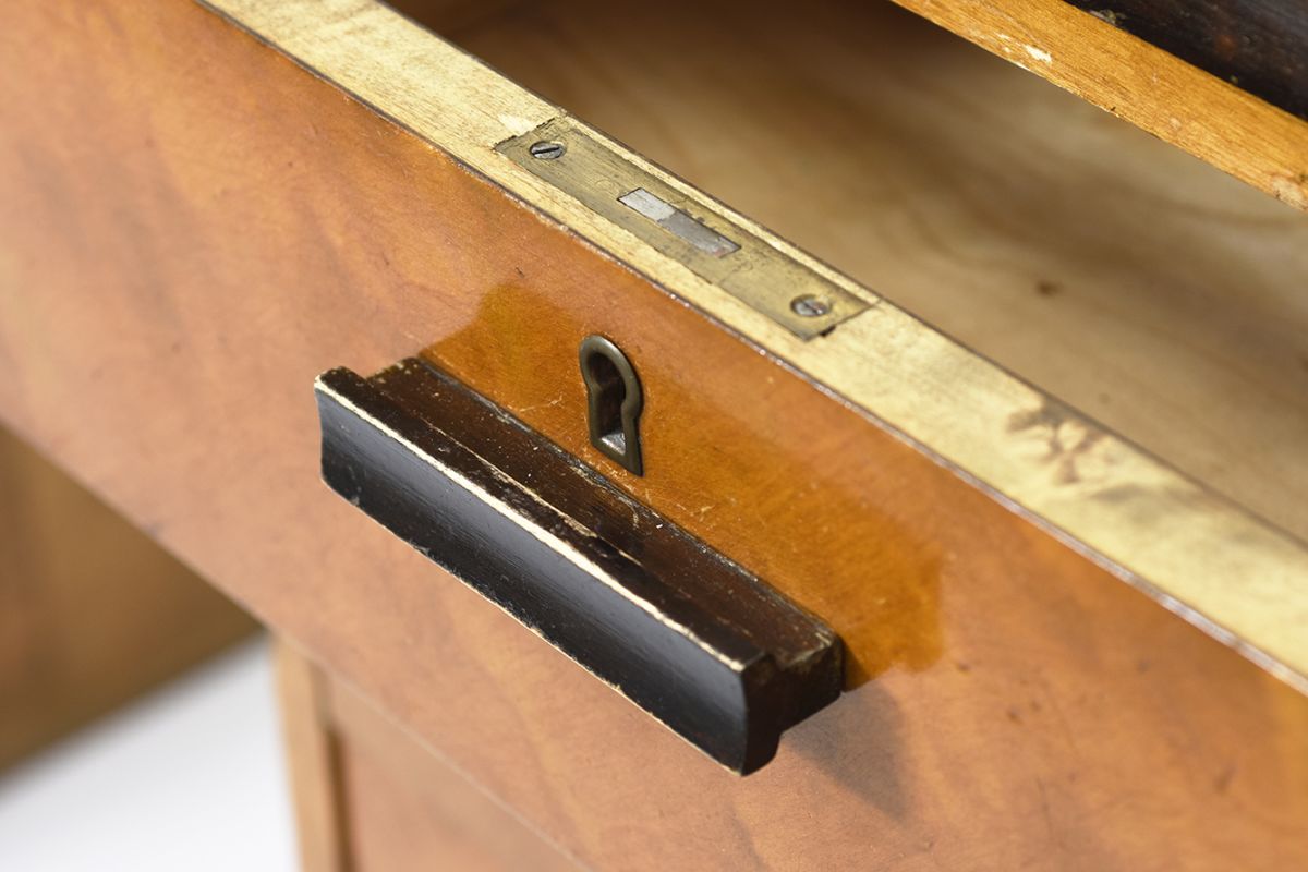 Anonymous-Vanity-Desk-with-Foldable-Mirror_detail15