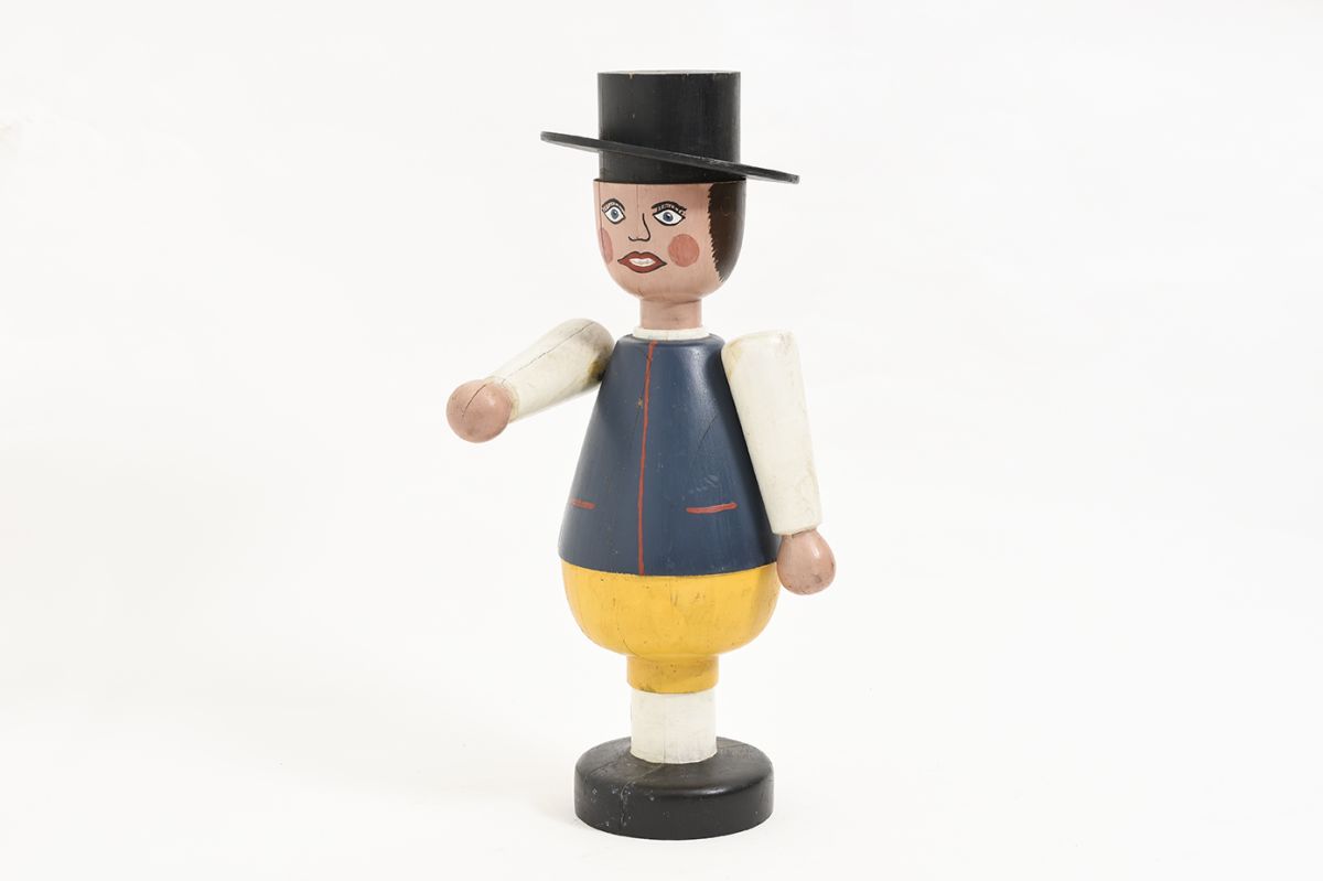 Anonymous-Wooden-Doll-With-Hat_detail1