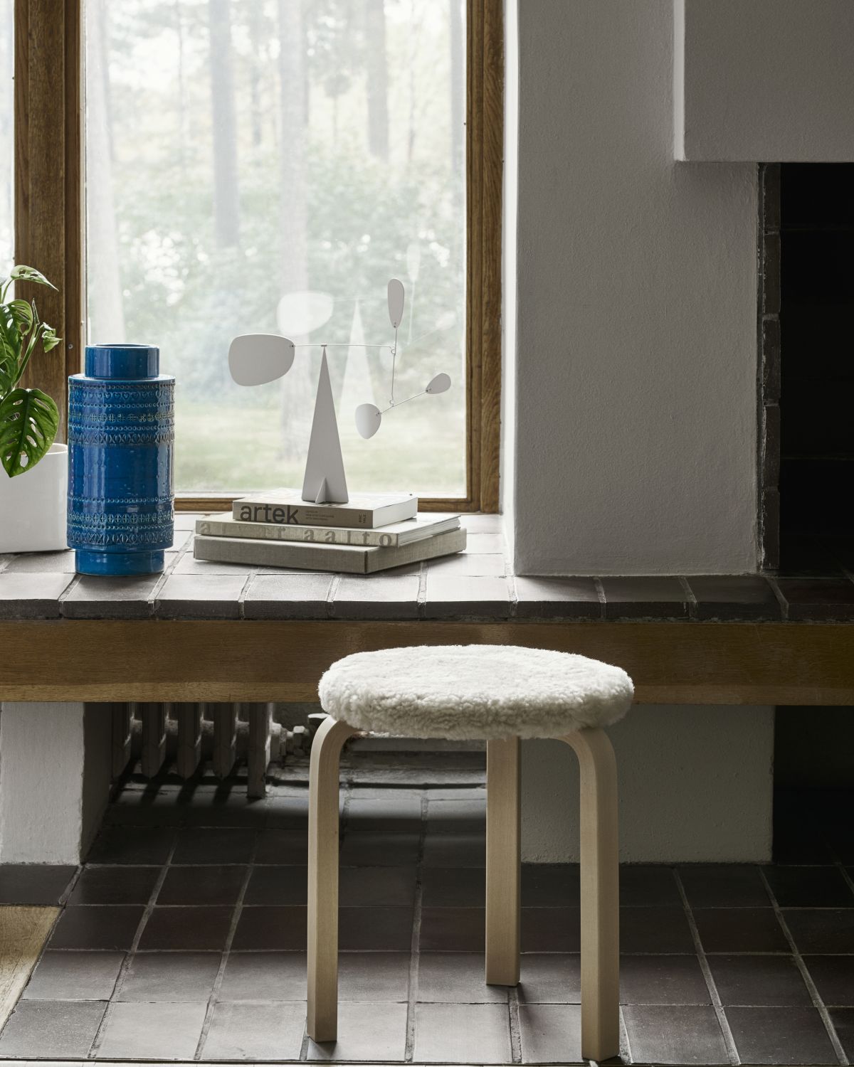 Stool_60_sheepskin_upholstered