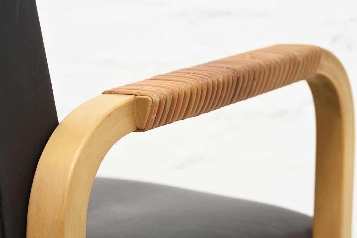 Aalto-Alvar-Armchar46-Gray-Leather_detail5
