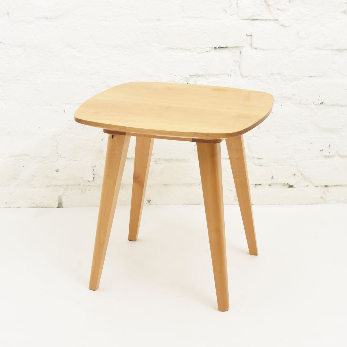 Tapiovaara-Ilmari-Side-Table-ellipse