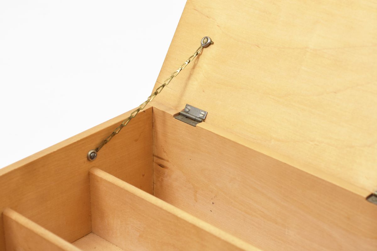 Anonymous wooden box with rid 05