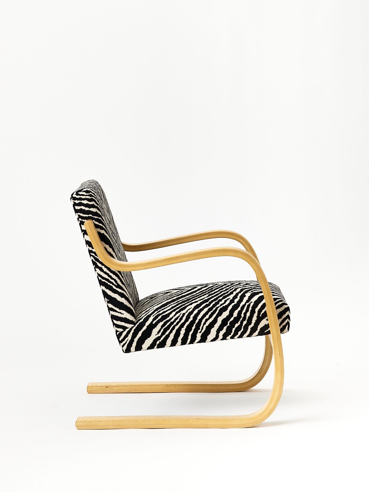 Artek 402 birch honey Zebra 2