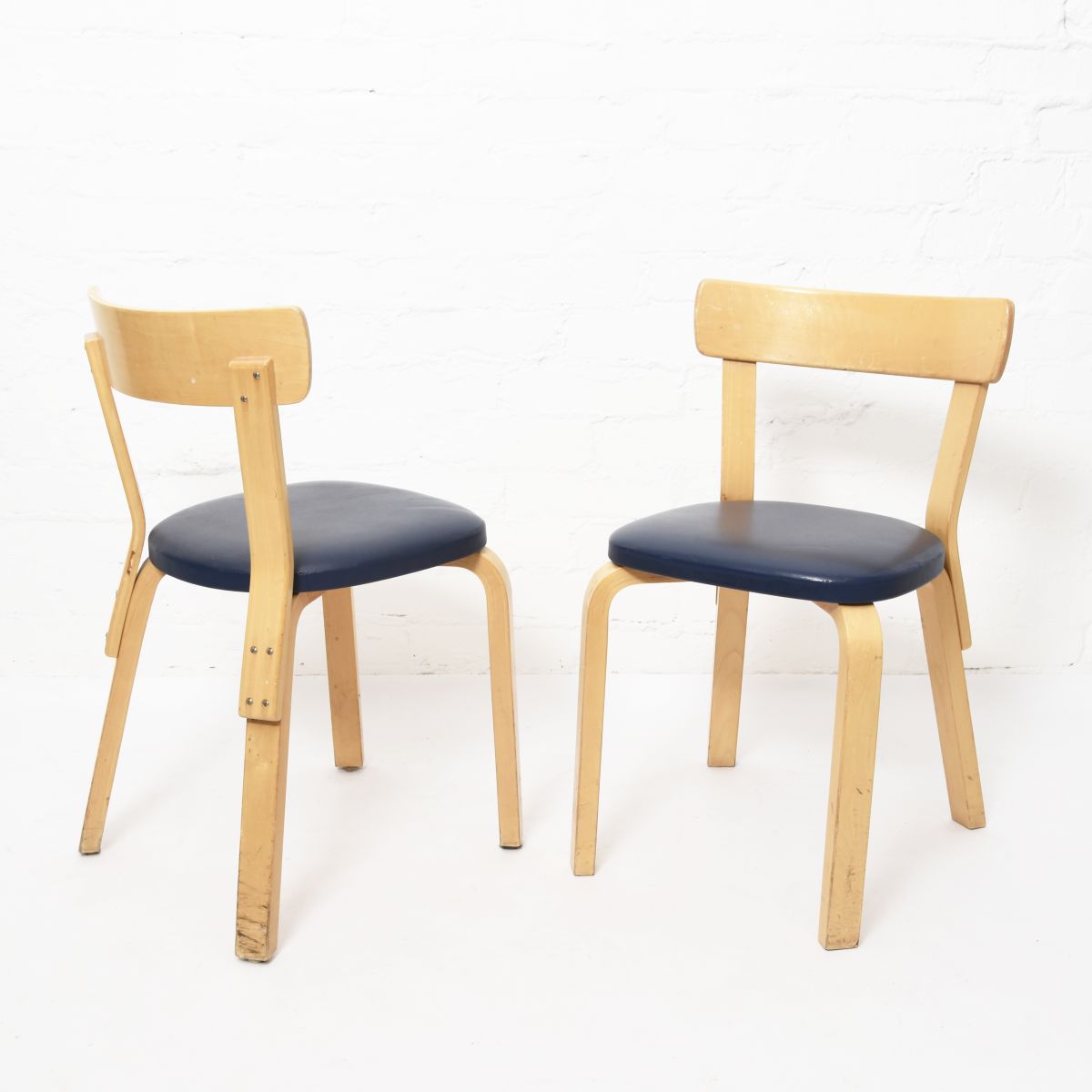 Aalto-Alvar-Chair69-Navy-Vinyl