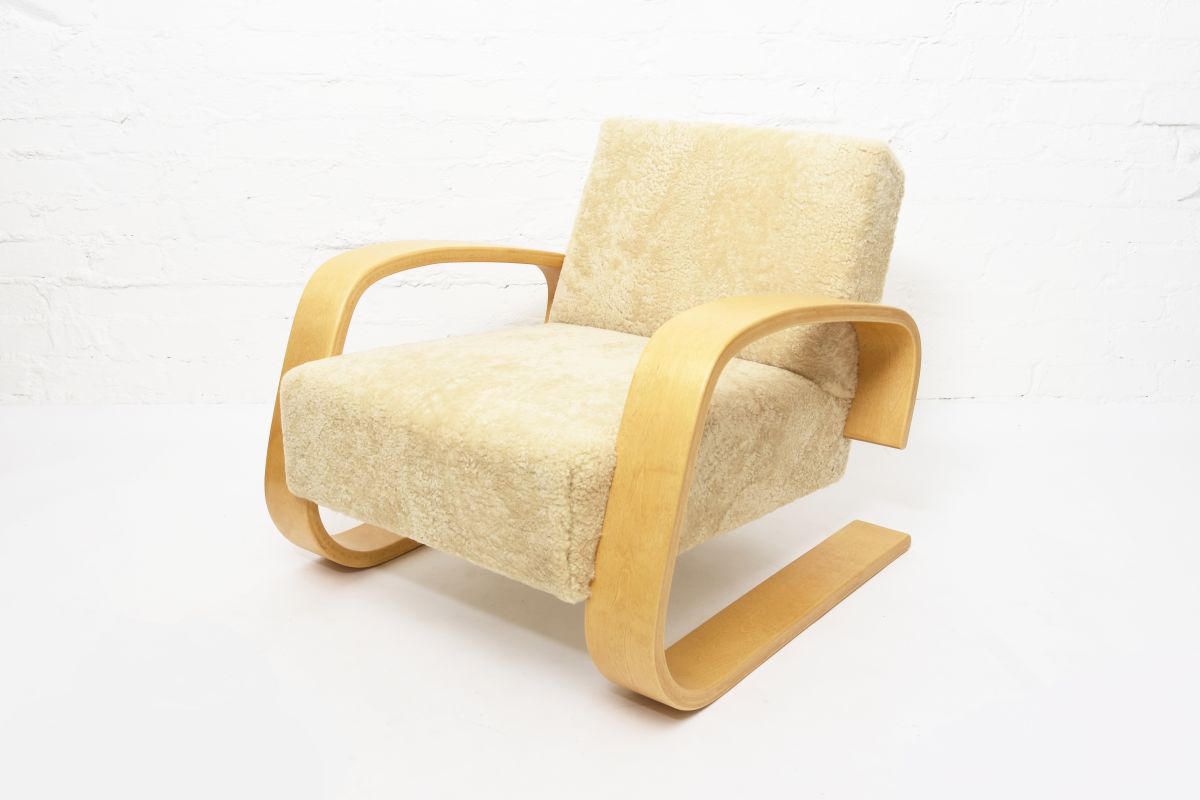 Aalto-Alvar-Armchair400-Tank-Honey-Sheepskin