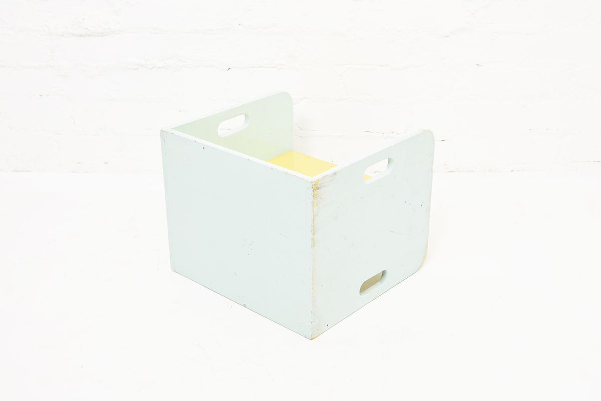Anonymou-Turnable-Kids-Chair_detail1