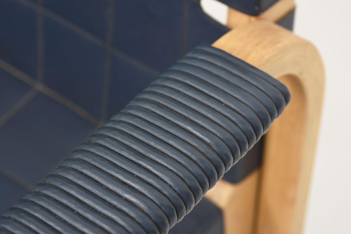 Aalto Alvar Chair 45 dark blue 06