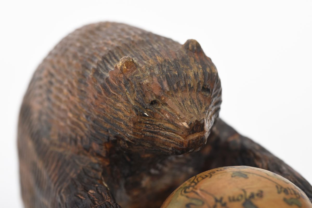 Anonymous bear squlpture with globe 01