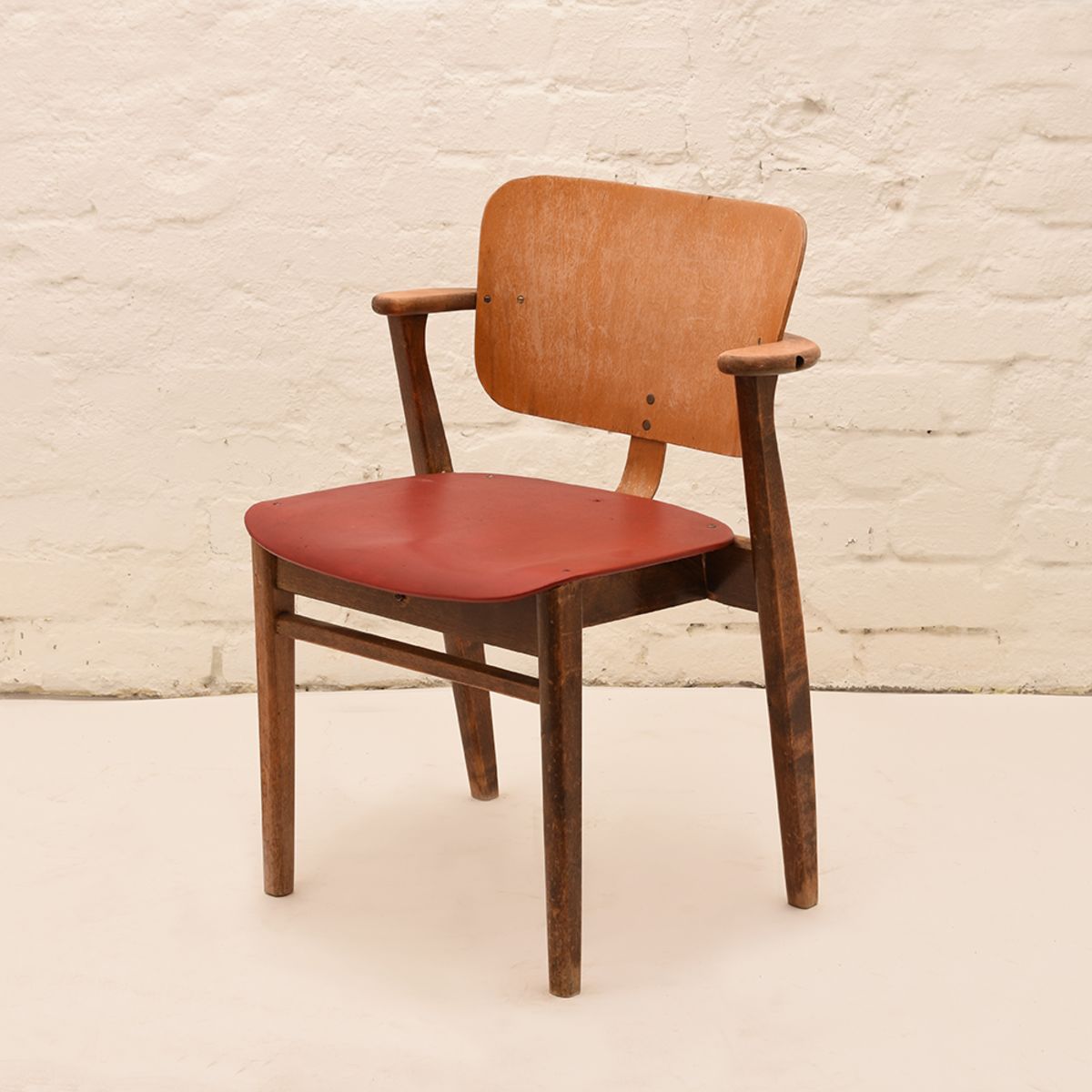 Ilmari-Tapiovara_Domus-Chair