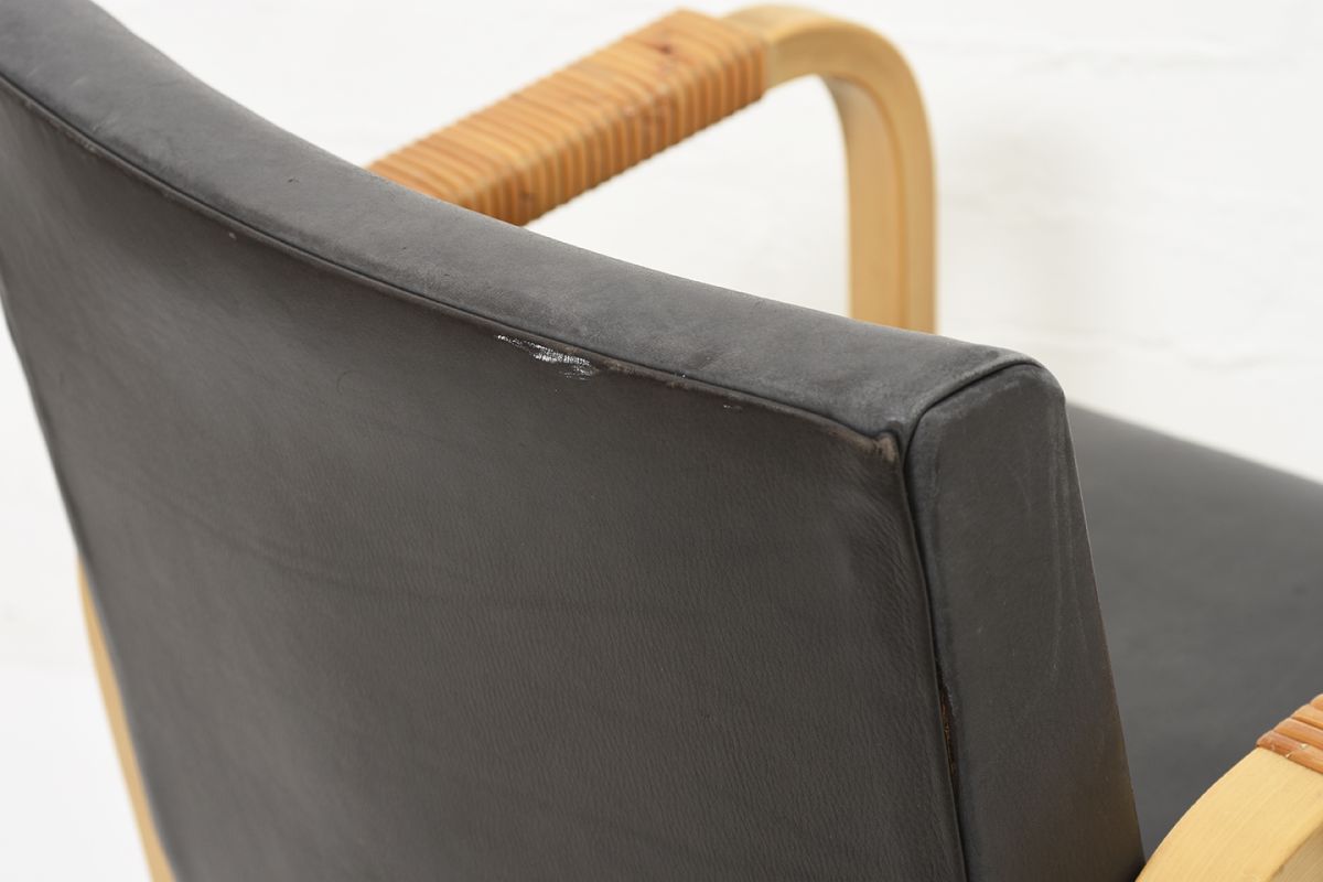 Aalto-Alvar-Armchar46-Gray-Leather_detail2