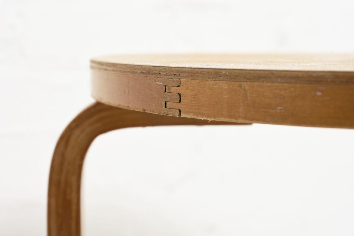 Aalto-Alvar-Club-Table-Birch_d72.5_detail6