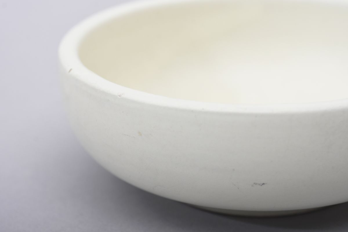 Lindstrand Vicke Lidded bowl white 04