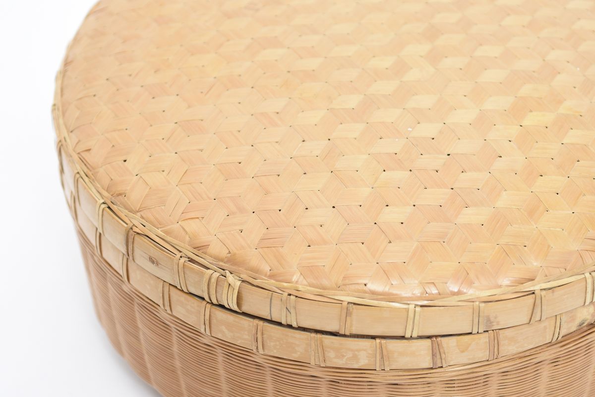 Anonymous Round Basket with Rid 01