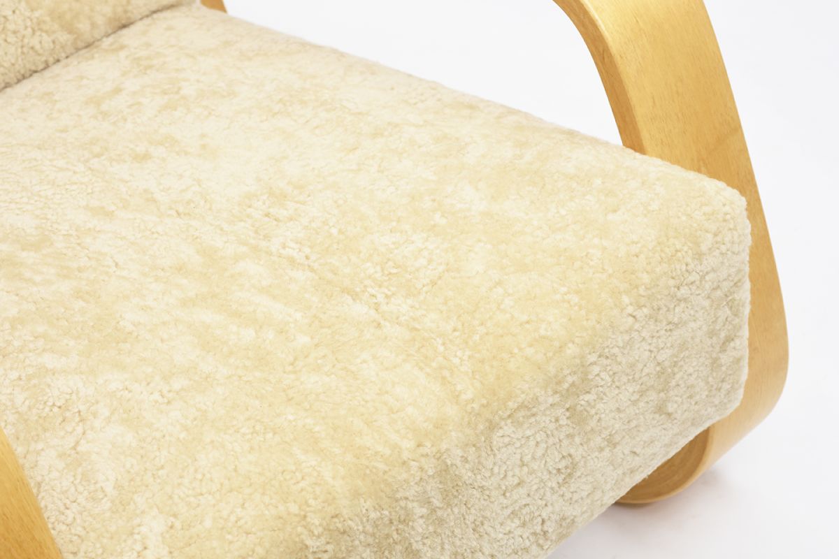 Aalto-Alvar-Armchair400-Tank-Honey-Sheepskin_detail7