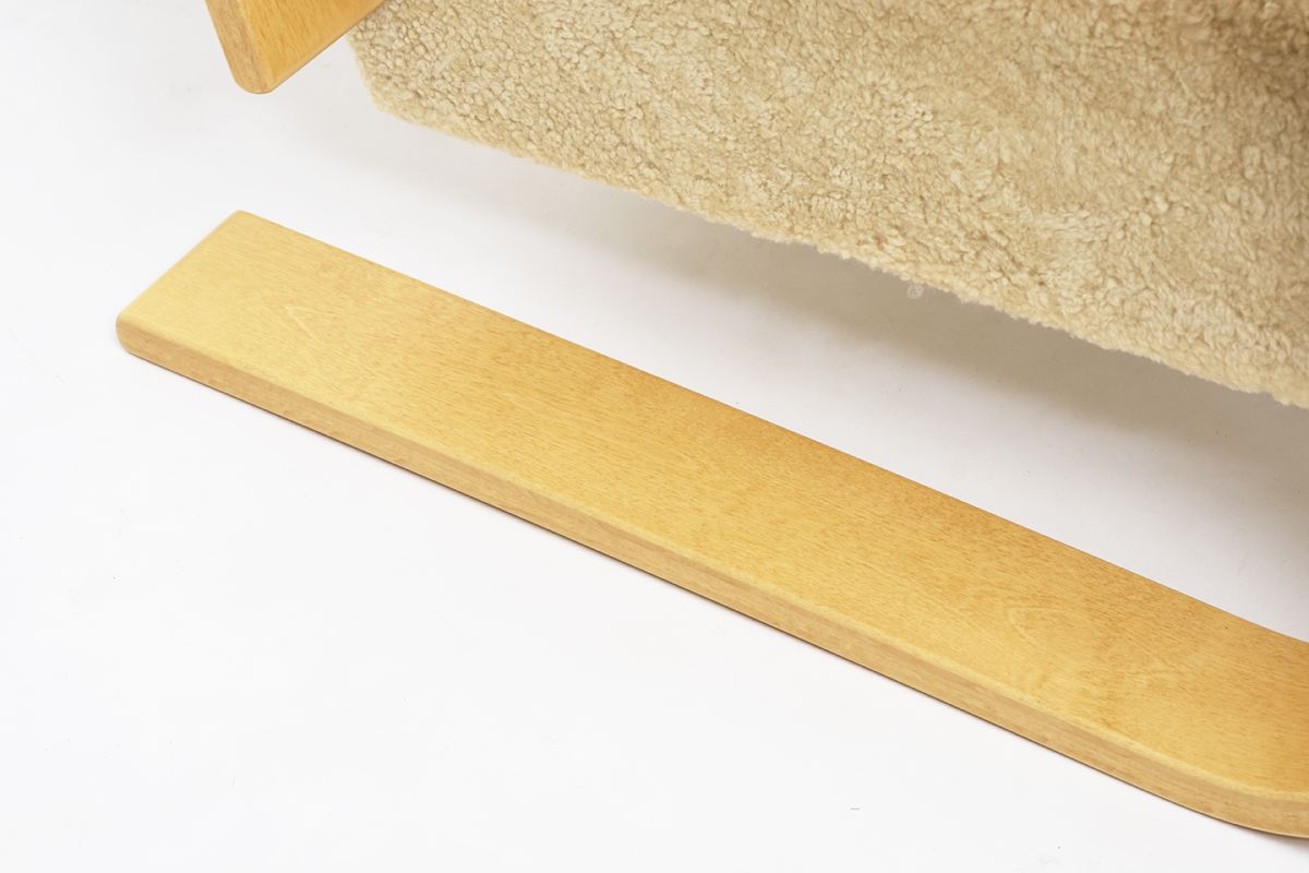 Aalto-Alvar-Armchair400-Tank-Honey-Sheepskin_detail10
